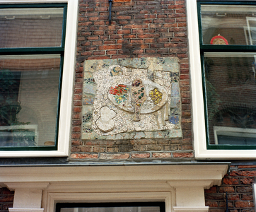 840526 Afbeelding van het mozaïek van een vismaaltijd, in de voorgevel van het pand Herenstraat 9 te Utrecht.